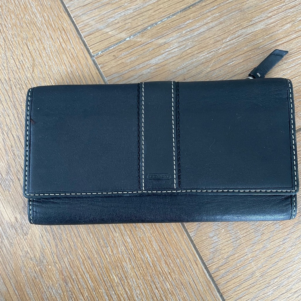 Vintage coach hamptons Leather Wallet w/lavender interior